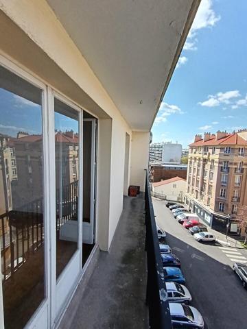 GRAND APPARTEMENT 3 PIECES AVEC BALCON VUE DEGAGEE ET PARKING
