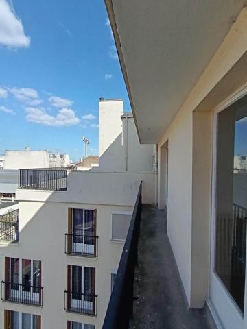 GRAND APPARTEMENT 3 PIECES AVEC BALCON VUE DEGAGEE ET PARKING