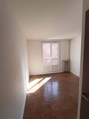 GRAND APPARTEMENT 3 PIECES AVEC BALCON VUE DEGAGEE ET PARKING