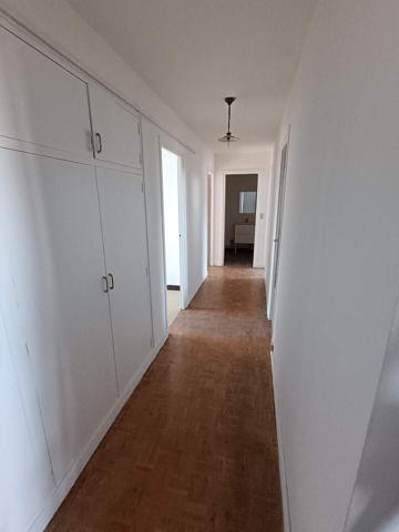 GRAND APPARTEMENT 3 PIECES AVEC BALCON VUE DEGAGEE ET PARKING