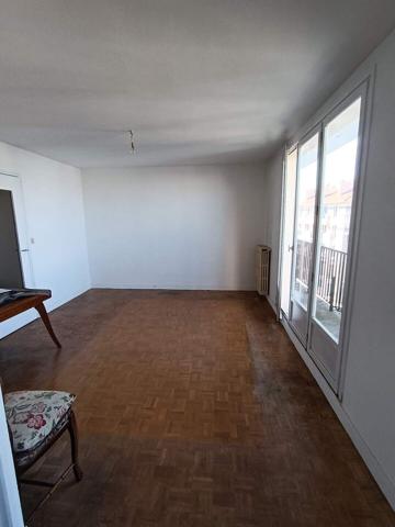 GRAND APPARTEMENT 3 PIECES AVEC BALCON VUE DEGAGEE ET PARKING