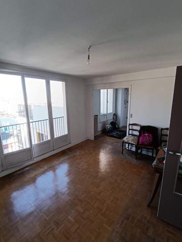 GRAND APPARTEMENT 3 PIECES AVEC BALCON VUE DEGAGEE ET PARKING