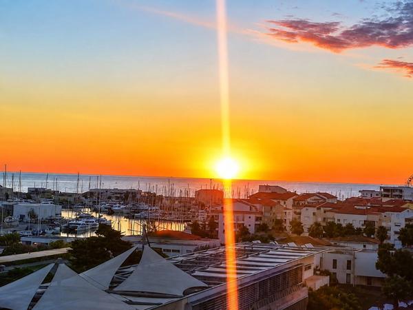 Canet Plage – 7ème et Dernier étage d'exception, dans résidence de standing, T2 avec cabine de couchage vue mer, terrasse de 21 m², piscine chauffée et garage