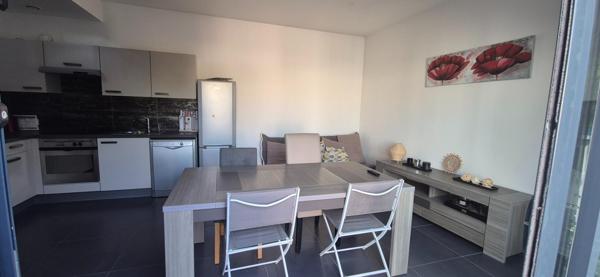 ST SULPICE DE ROYAN 17200. Agréable maison à étage mitoyenne de 70 m² avec solarium, jardin clos