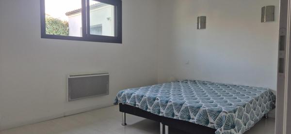 ST SULPICE DE ROYAN 17200. Agréable maison à étage mitoyenne de 70 m² avec solarium, jardin clos