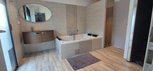 ST SULPICE DE ROYAN 17200. Agréable maison à étage mitoyenne de 70 m² avec solarium, jardin clos