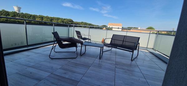 ST SULPICE DE ROYAN 17200. Agréable maison à étage mitoyenne de 70 m² avec solarium, jardin clos