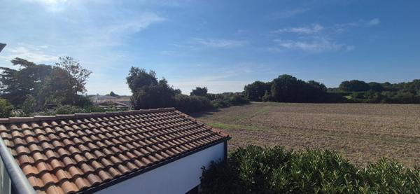 ST SULPICE DE ROYAN 17200. Agréable maison à étage mitoyenne de 70 m² avec solarium, jardin clos