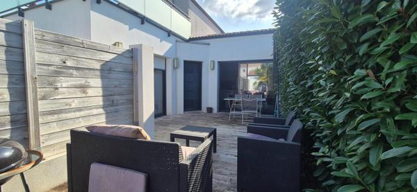 ST SULPICE DE ROYAN 17200. Agréable maison à étage mitoyenne de 70 m² avec solarium, jardin clos