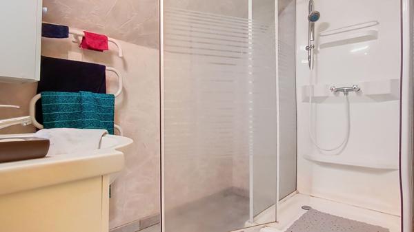 Pontrieux, Immeuble pour investissement locatif, 4 appartements et local artisanal