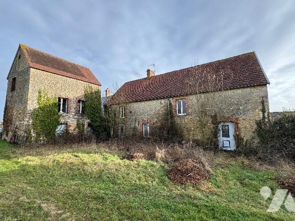 A SEES - une maison d'habitation à rénover (66m²) avec grandes dependances