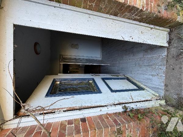 A SEES - une maison d'habitation à rénover (66m²) avec grandes dependances