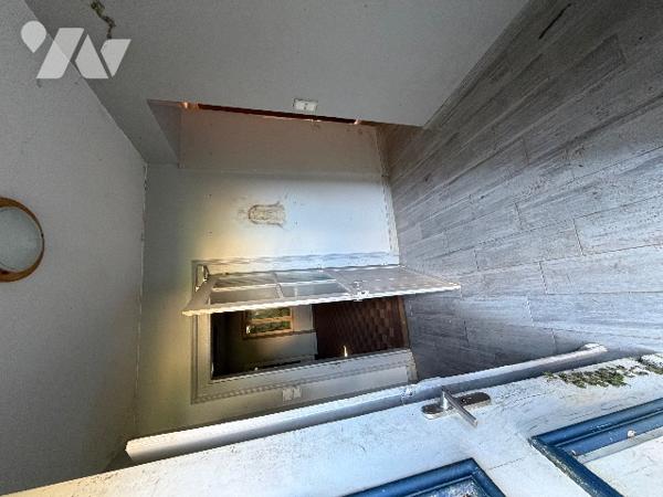 A SEES - une maison d'habitation à rénover (66m²) avec grandes dependances