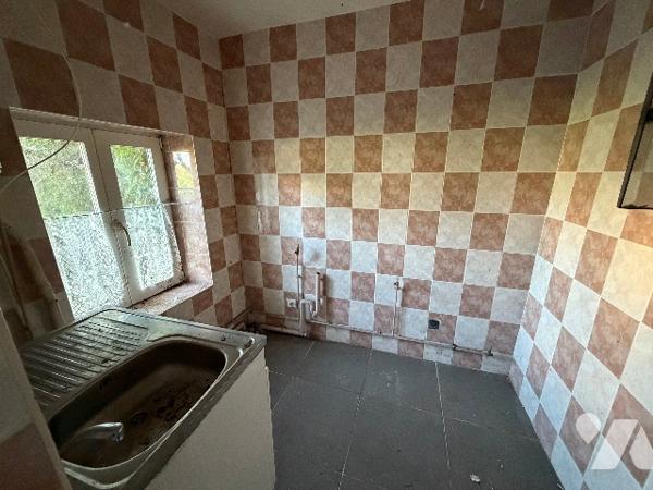 A SEES - une maison d'habitation à rénover (66m²) avec grandes dependances