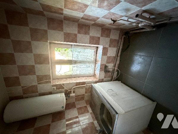 A SEES - une maison d'habitation à rénover (66m²) avec grandes dependances