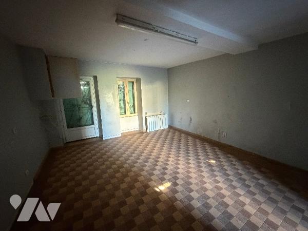 A SEES - une maison d'habitation à rénover (66m²) avec grandes dependances