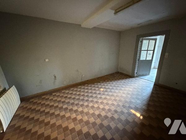 A SEES - une maison d'habitation à rénover (66m²) avec grandes dependances