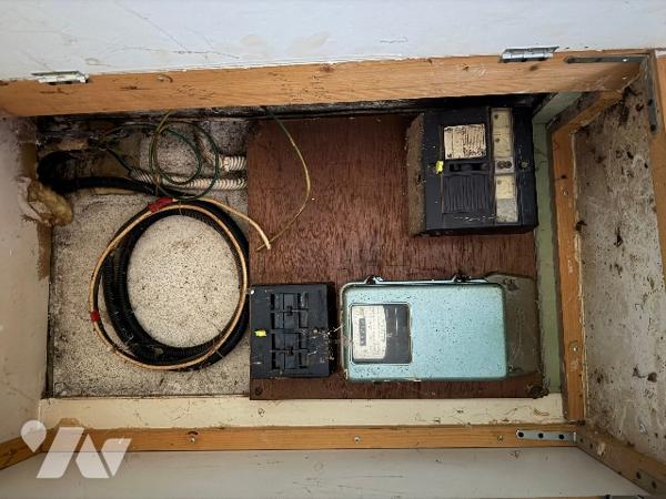 A SEES - une maison d'habitation à rénover (66m²) avec grandes dependances