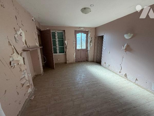 A SEES - une maison d'habitation à rénover (66m²) avec grandes dependances