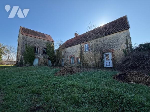 A SEES - une maison d'habitation à rénover (66m²) avec grandes dependances