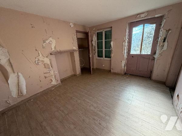 A SEES - une maison d'habitation à rénover (66m²) avec grandes dependances