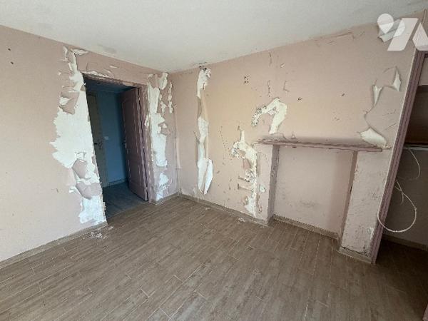 A SEES - une maison d'habitation à rénover (66m²) avec grandes dependances