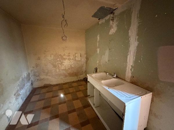 A SEES - une maison d'habitation à rénover (66m²) avec grandes dependances