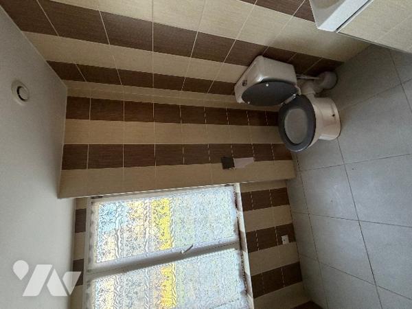 A SEES - une maison d'habitation à rénover (66m²) avec grandes dependances