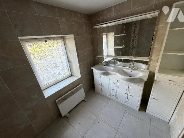 A SEES - une maison d'habitation à rénover (66m²) avec grandes dependances