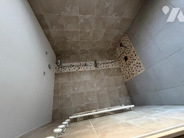 A SEES - une maison d'habitation à rénover (66m²) avec grandes dependances