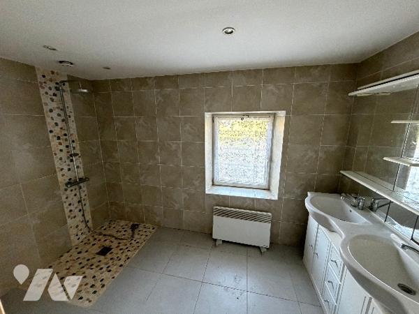 A SEES - une maison d'habitation à rénover (66m²) avec grandes dependances