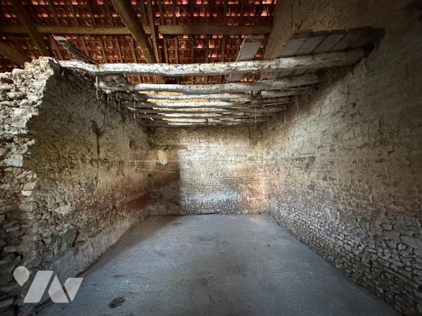 A SEES - une maison d'habitation à rénover (66m²) avec grandes dependances