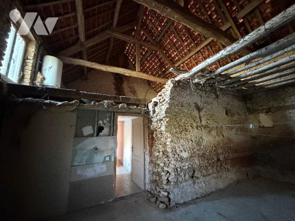 A SEES - une maison d'habitation à rénover (66m²) avec grandes dependances