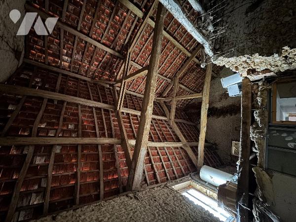 A SEES - une maison d'habitation à rénover (66m²) avec grandes dependances