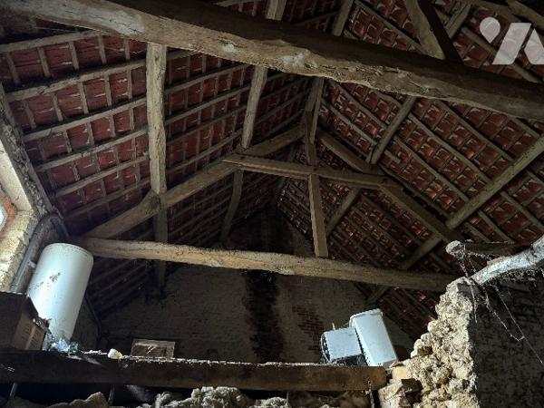 A SEES - une maison d'habitation à rénover (66m²) avec grandes dependances