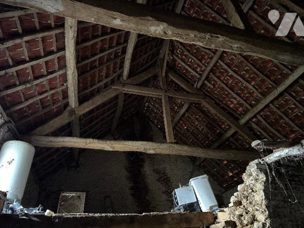 A SEES - une maison d'habitation à rénover (66m²) avec grandes dependances