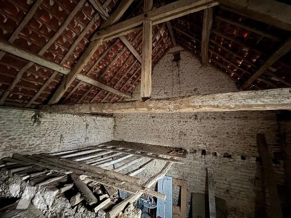 A SEES - une maison d'habitation à rénover (66m²) avec grandes dependances