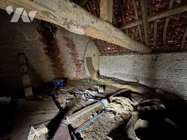 A SEES - une maison d'habitation à rénover (66m²) avec grandes dependances