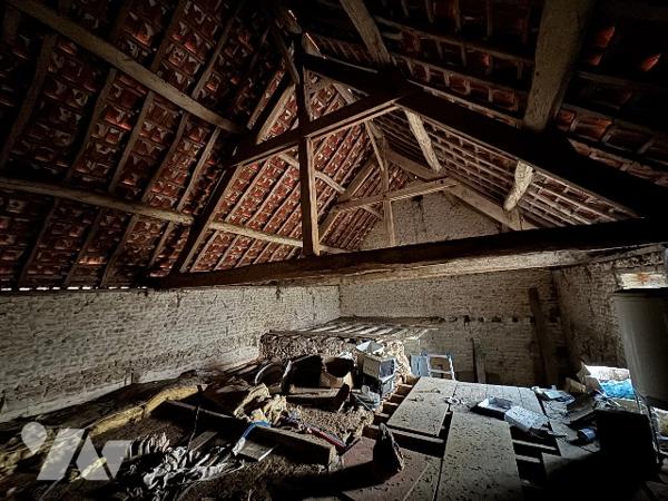 A SEES - une maison d'habitation à rénover (66m²) avec grandes dependances