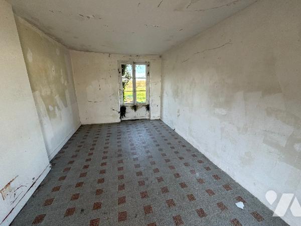 A SEES - une maison d'habitation à rénover (66m²) avec grandes dependances