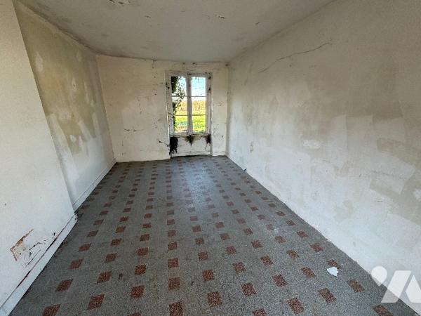 A SEES - une maison d'habitation à rénover (66m²) avec grandes dependances