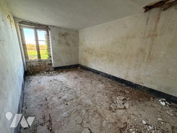 A SEES - une maison d'habitation à rénover (66m²) avec grandes dependances