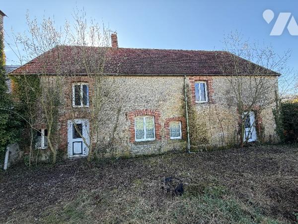 A SEES - une maison d'habitation à rénover (66m²) avec grandes dependances