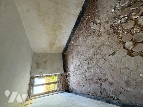 A SEES - une maison d'habitation à rénover (66m²) avec grandes dependances