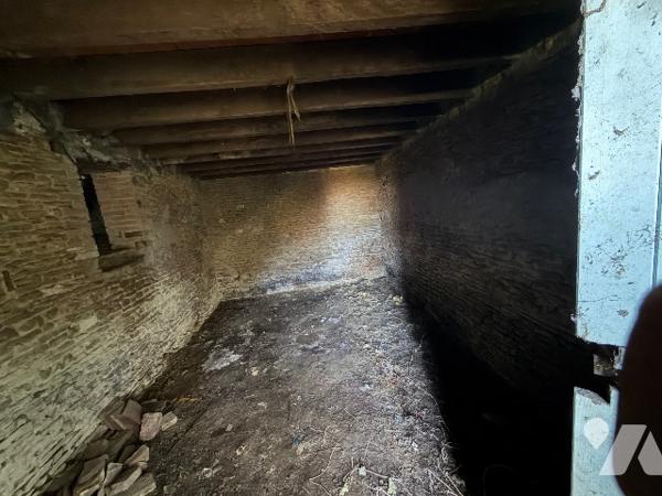 A SEES - une maison d'habitation à rénover (66m²) avec grandes dependances