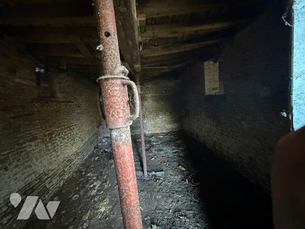 A SEES - une maison d'habitation à rénover (66m²) avec grandes dependances