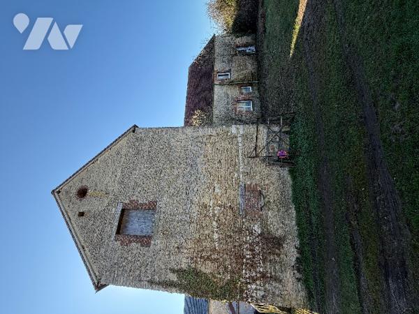 A SEES - une maison d'habitation à rénover (66m²) avec grandes dependances