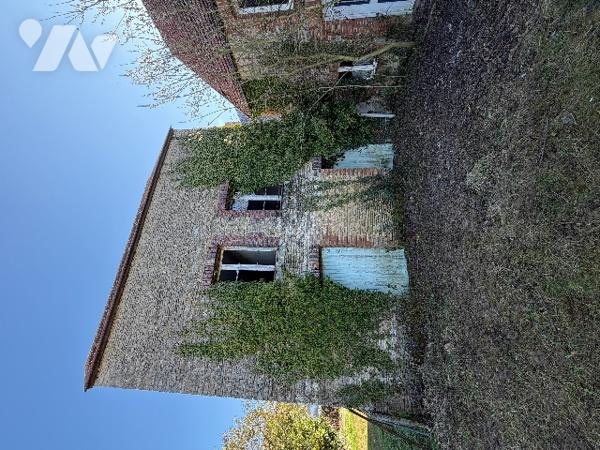 A SEES - une maison d'habitation à rénover (66m²) avec grandes dependances