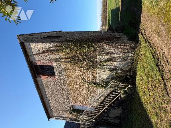 A SEES - une maison d'habitation à rénover (66m²) avec grandes dependances