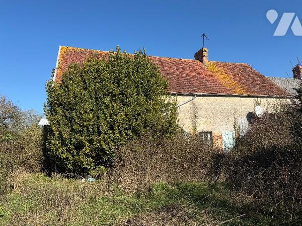 A SEES - une maison d'habitation à rénover (66m²) avec grandes dependances